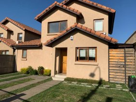 SE ARRIENDA HERMOSA CASA, UBICADA EN SECTOR QUILAMAPU, AV PADRE HURTADO #1982 CHILLÁN