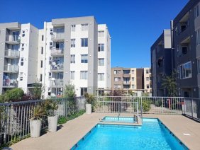 Acogedor, 3 cuartos,  piscina, salón de eventos y estacionamiento.