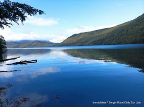 En venta terreno de 35000 m2 a orillas del Lago las Rocas en la comuna de Cochamo
