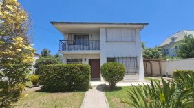 Vendo casa de dos pisos en gran terreno.